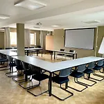 Tari Szálloda Höchberg